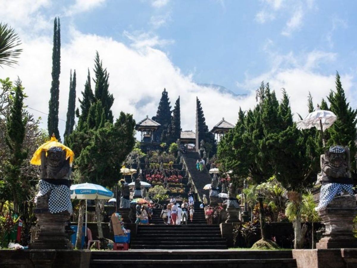 People entry Besakih temple