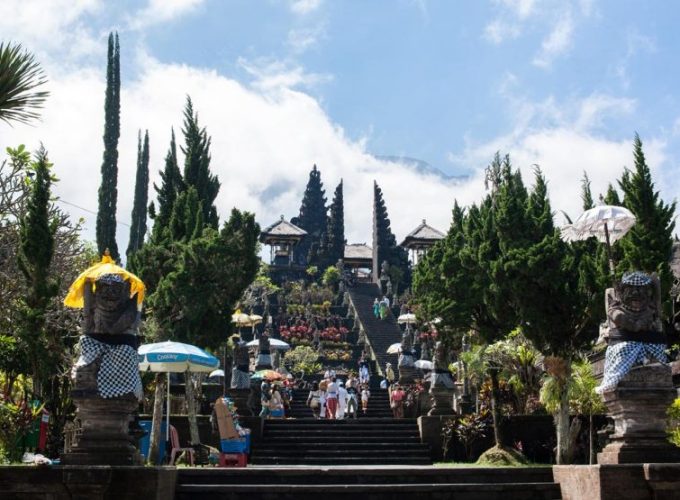 People entry Besakih temple