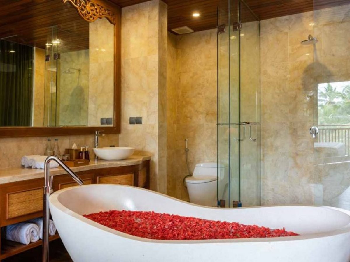 Honeymoon flower bath
