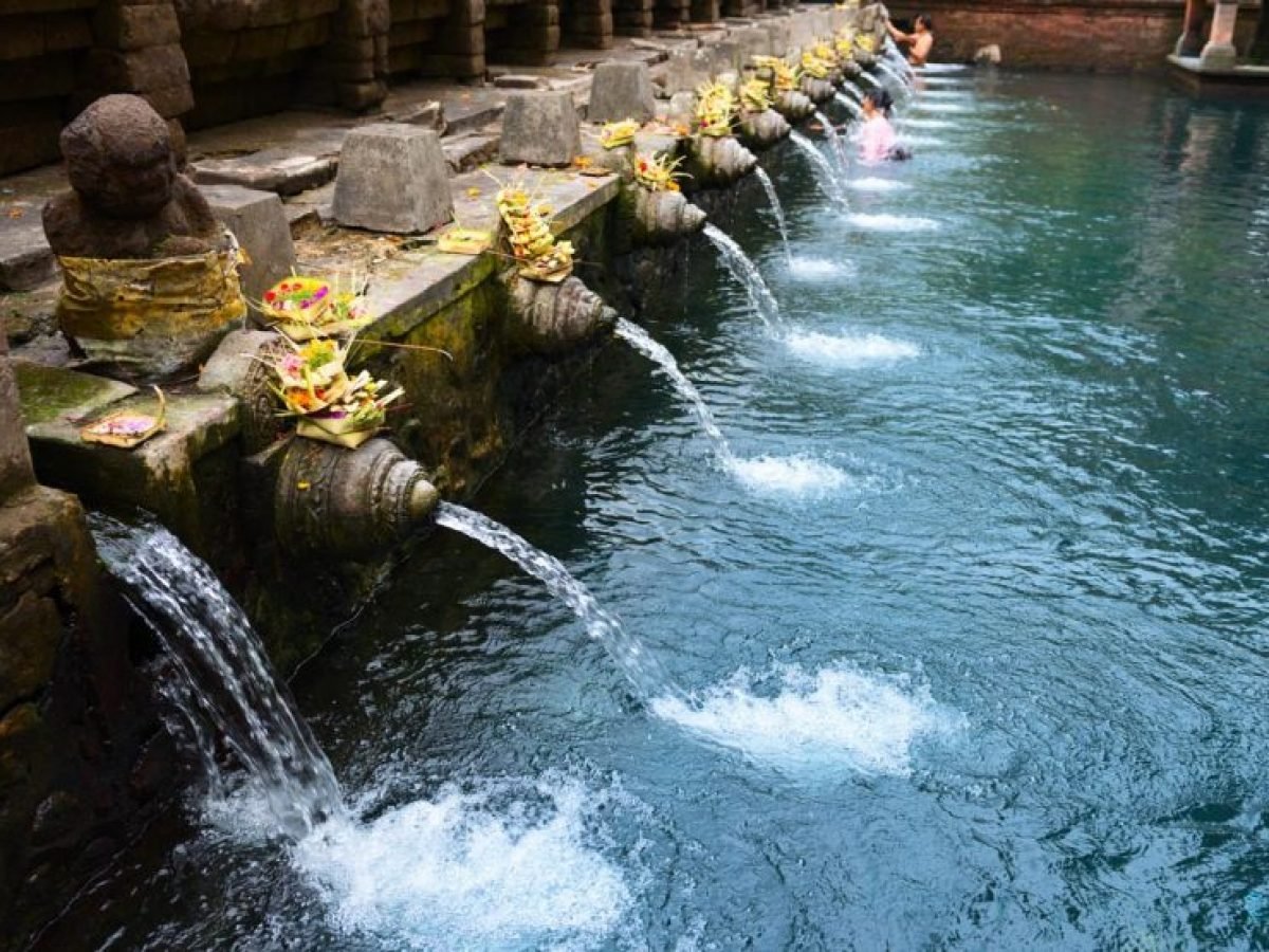 Purifying pond Tirta Empul Bali-Luxury Bali Travel