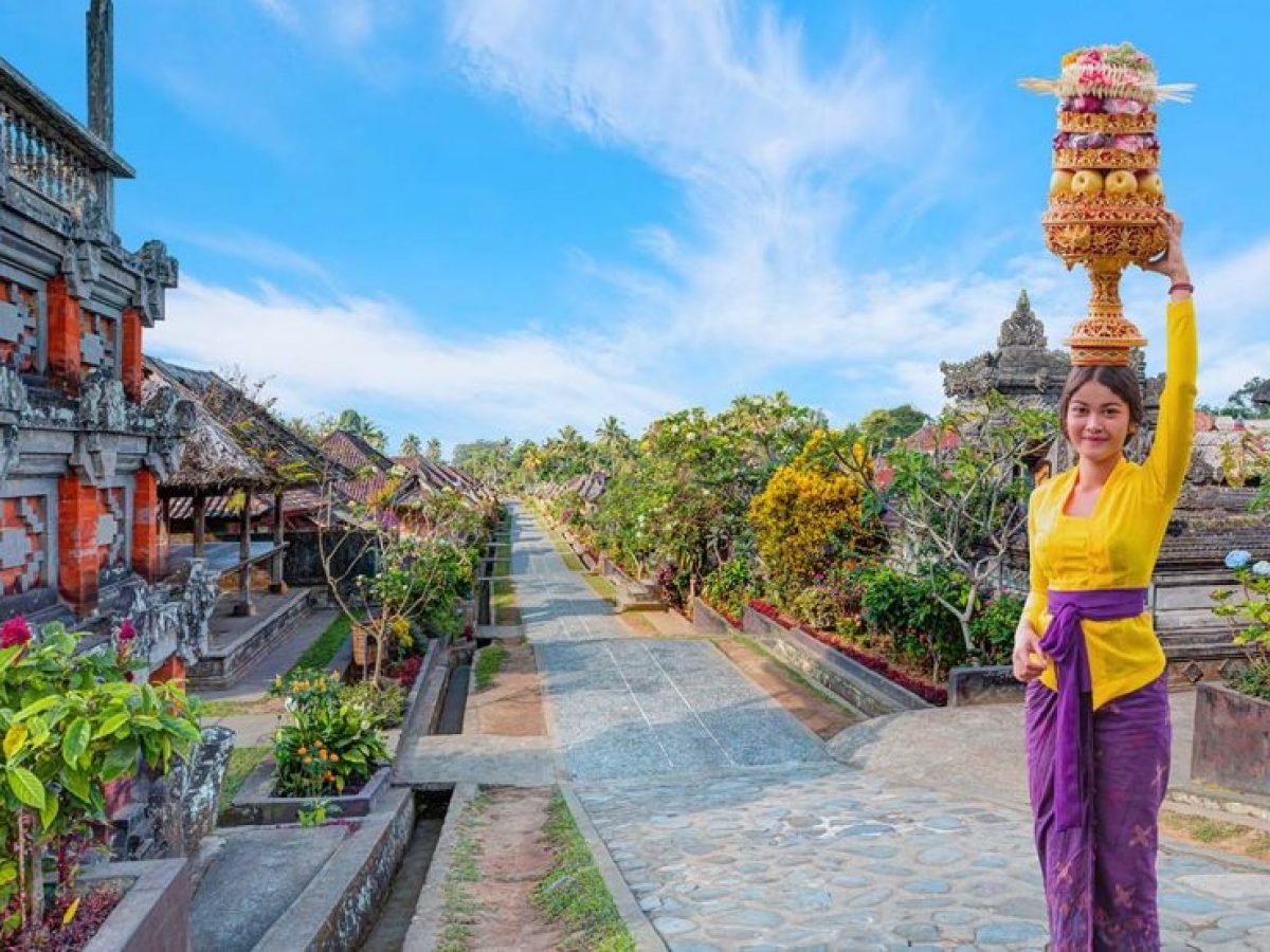 Balinese girl with offering on her head by Luxury Bali Travel
