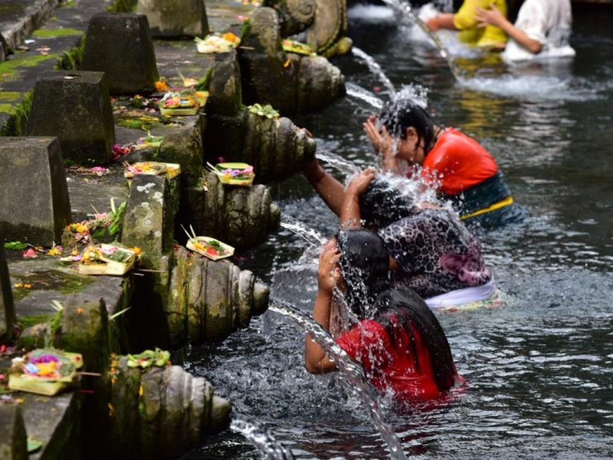 People are doing purification at Tirta Empul Bali by Luxury Bali Travel