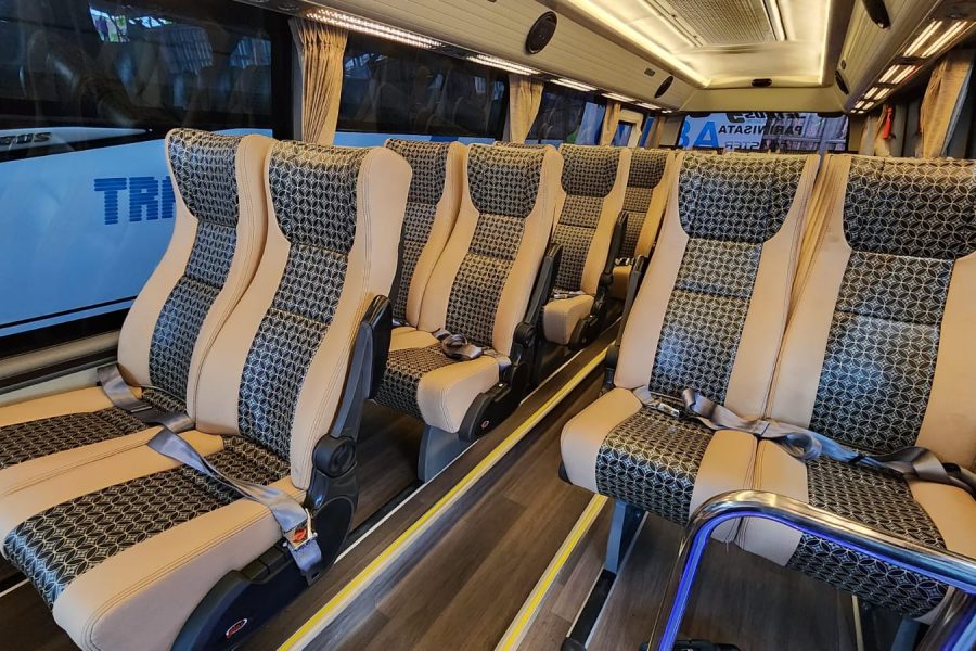 Large Bus (41-43 Seats) – Mercedes-Benz