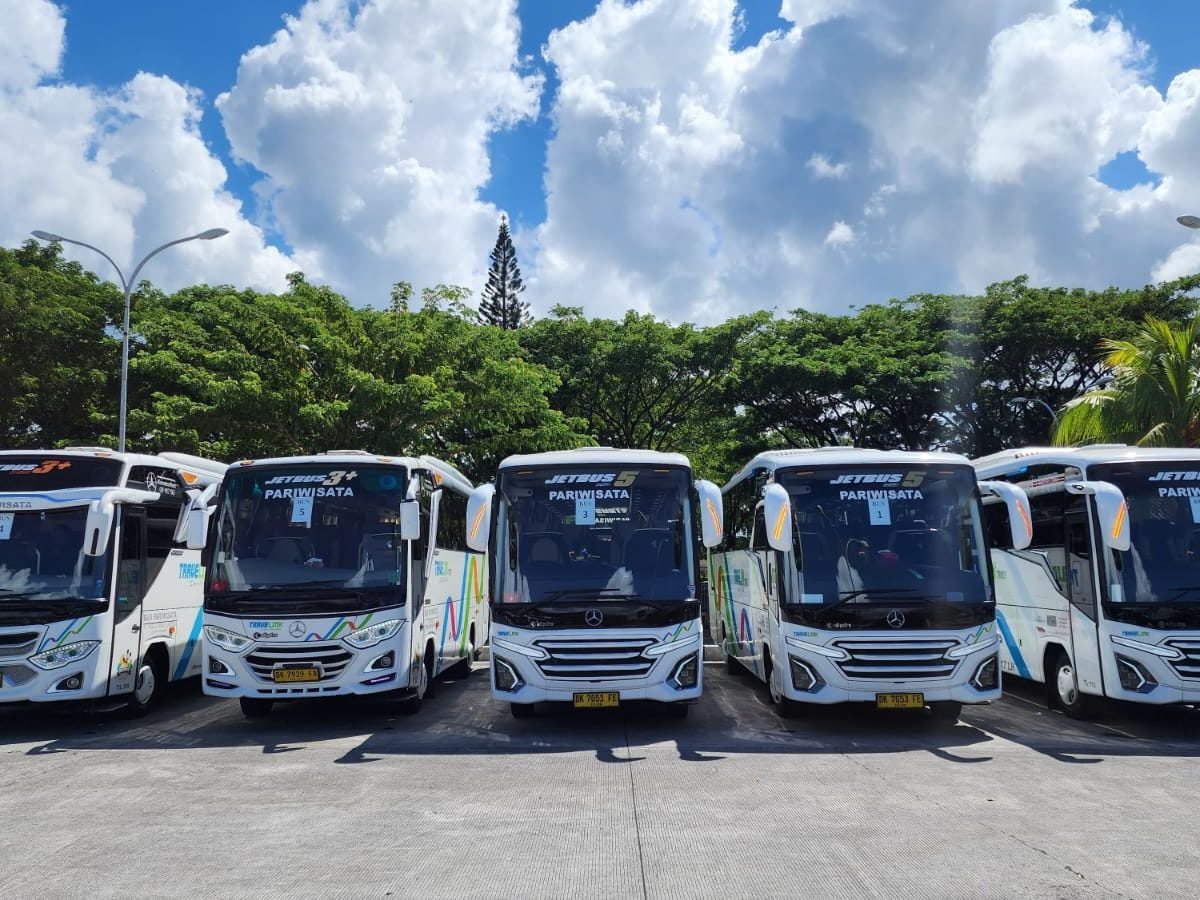 Medium Bus Mercedes Benz